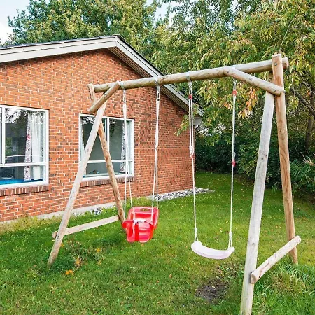 10 Person In Glesborg-by Traum