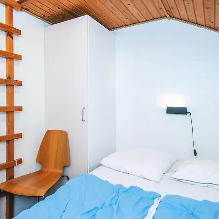 10 Person In Glesborg-by Traum *