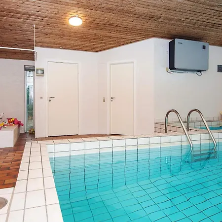 10 Person In Glesborg-by Traum